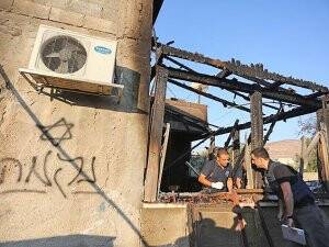 Yahudi yerleşimciler Filistinli ailenin evini ateşe verdi