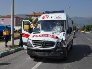 Ambulans bisikletliye çarptı