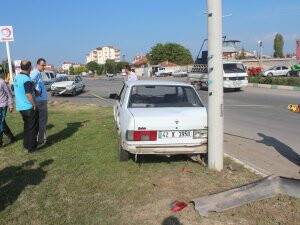 Beyşehir'de iki otomobil çarpıştı