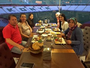 Akkuş ailesi Fransa’dan gelen konukları ile Arena Restoranda