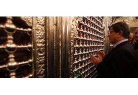 Hz. Hüseyin'in Türbesini Ziyaret Etti