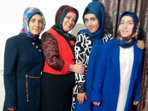Nur Hanım arkadaşları ile Aziziye Kültür Merkezinde