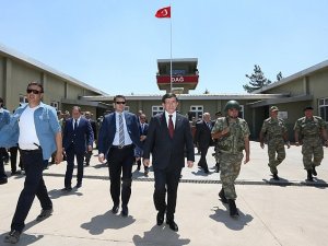 Davutoğlu Dağ Hudut Karakolu'nu ziyaret etti