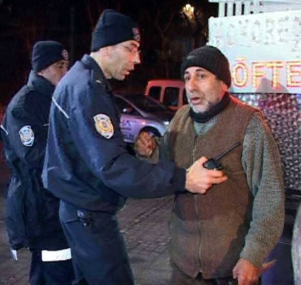 Polis ve zabıtaya bıçak çekti