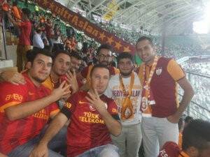 Tolga Albay arkadaşları ile Cim-Bom’un yanında