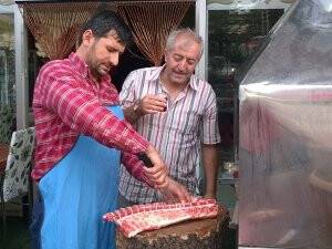 Adnan Arı, Muammer Konak’tan işin sırrını öğreniyor
