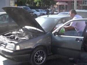 Yanan Otomobilini Kova ile Su Taşıyarak Söndürdü