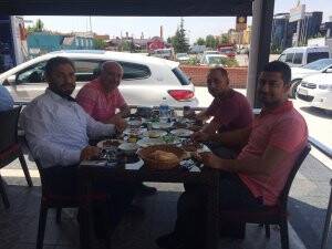 Fatih Kürkçü dostları ile Köfteci İbrahim Usta’da