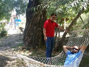 Osman Başeğmez sallıyor  Mithat Korkusuz uyuyor