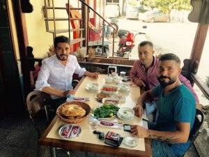 Kaan Tüzün ve dostları Ateşbaba köftedeler