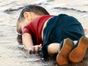 Aylan Kurdi'nin Görüntüleri Merkel'i "Sarstı"
