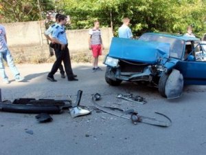 Zonguldak'ta Otomobil Direğe Çarptı: 3 Yaralı