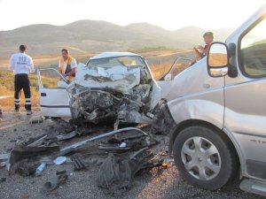 Konya'da Otomobil İle Hafif Ticari Araç Çarpıştı: 4 Yaralı
