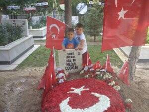 İsmail Şekip ile Muhammed Semih şehitliği ziyarette