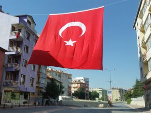 Konya’nın en büyük Türk bayrağını evine astı
