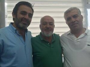 Nasuh Bey camiinin imamı Bekir Hoca,  Murat Ceylan ve Özteke bir arada