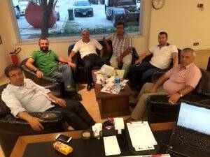 Nükte ailesi dostları ile birlikte