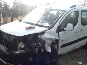 Kütahya'da Trafik Kazası: 1 Ölü, 2 Yaralı