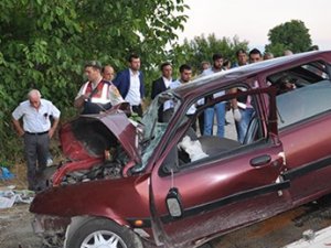Otomobil Ağaca Çarptı 4 Kişi Öldü, 4 Kişi Yaralandı