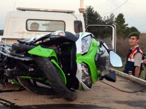 Motosiklet su kanalına çarptı: 2 yaralı