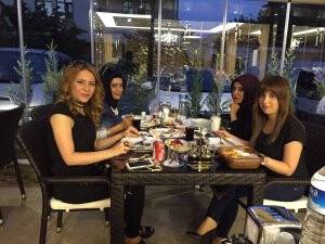 Yasemin Doğancı ve misafirleri Gocareis Restoranda