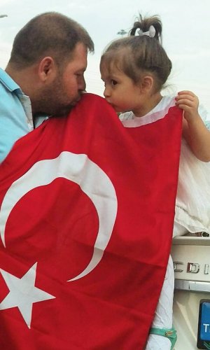 Baba kız Özkan’ların bayrak sevgisi