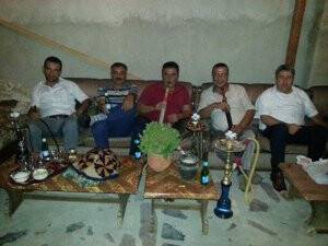 Ahmet Tezcan ve arkadaşlarının nargile keyfi