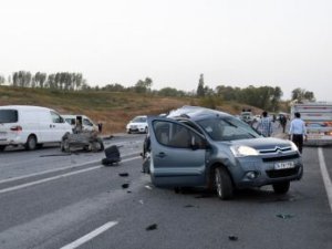 Tarım İşçilerini Taşıyan Minibüsle Otomobil Çarpıştı: 16 Yaralı