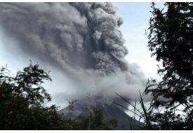 Endonezya'da 2 Yanardağ Faaliyete Geçti