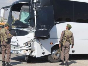 Ağrı'da Askeri Servisle Kamyonet Çarpıştı: 11 Yaralı