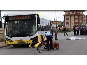 Belediye otobüsü motosiklete çarptı: 2 ölü