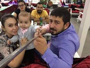 Kantemiz ailesi Özkulu çifti ile bir arada