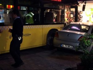 İstanbul'da faciadan dönüldü! Yolcu otobüsü mağazaya daldı
