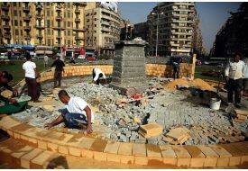 Tahrir Meydanı'na Devrim Şehitleri Anıtı