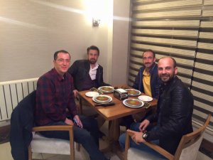 Ahmet Erim ve dostları sohbette