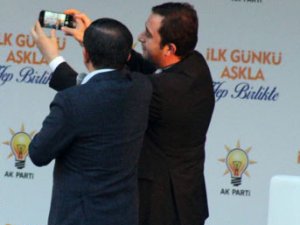Davutoğlu'ndan mitingde selfie sürprizi