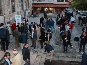 Edip Yılmaz cami cemaatine süt dağıttı