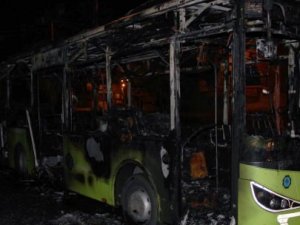Vandallar içi yolcu dolu otobüsü yaktı