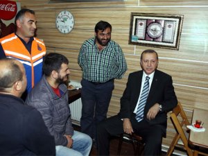 Erdoğan, taksi durağında esnafla çay içip sohbet etti