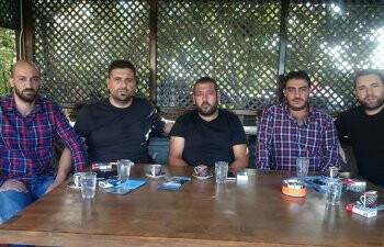 Himmet Acar dostları ile sade kahve keyfinde