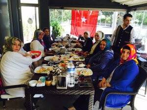 Sahra Butik ve Hatice Hanım konukları ile Gocareis’teler