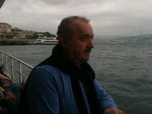 Numan Erkan boğazın derinliklerine dalmış