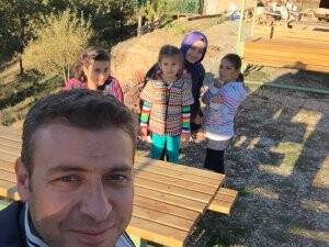 Habip Çağlayan yeğenleri ile birlikte