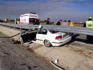 Otomobil Bariyerlere Çarptı: 2 Yaralı
