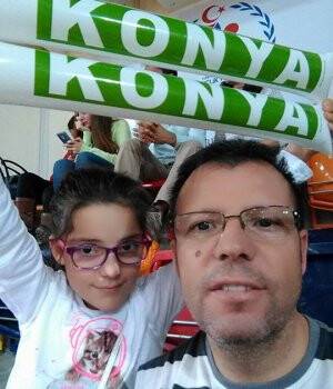 Eda Sarısaç babası ile basketbol maçında