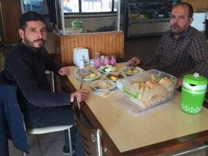 Tüzün kardeşler Aksaray’da yemekte