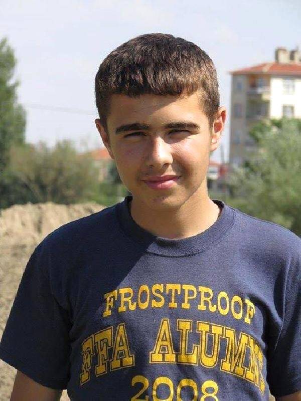 Parkta Hareketsiz Bulunan Liseli Genç Öldü