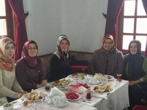 Bacıan-ı Meram Başkanı Feray Hanım dostları ile
