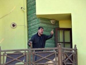 Köpek Barınağına Çevirdiği Villayı Boşaltmak İstemedi, Balyozla Duvarlara Vurdu