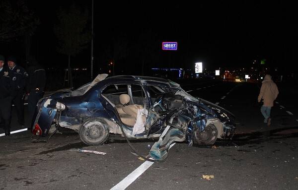 OTOMOBİL ELEKTRİK DİREĞİNE ÇARPTI: 1 ÖLÜ, 3 YARALI
